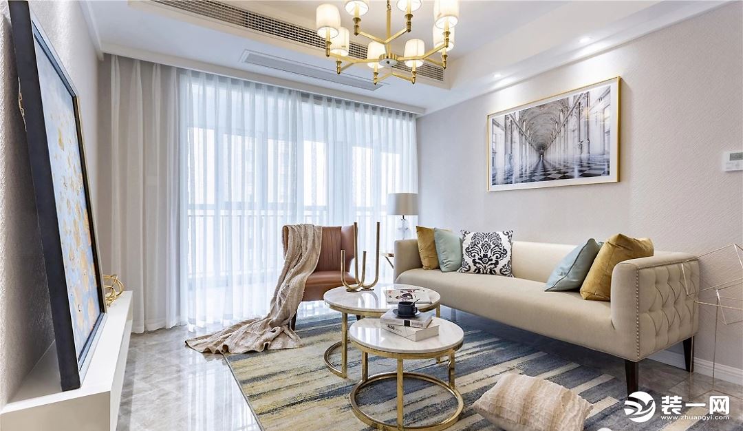 浅灰色作为客厅的主色调，放大空间的同时给予整个空间清新明亮的基调。