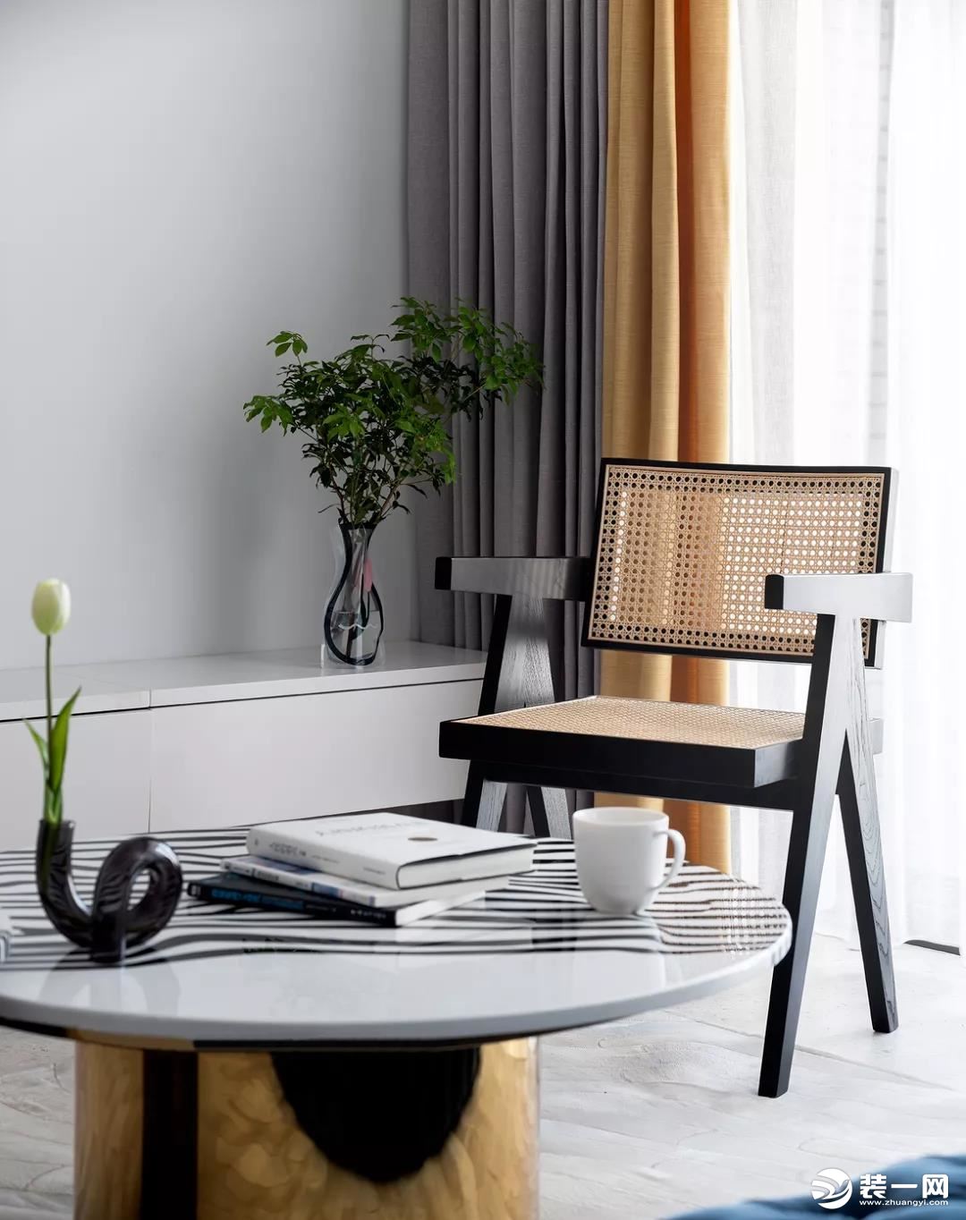 藤编元素的椅子，营造出复古别致的家居美感。