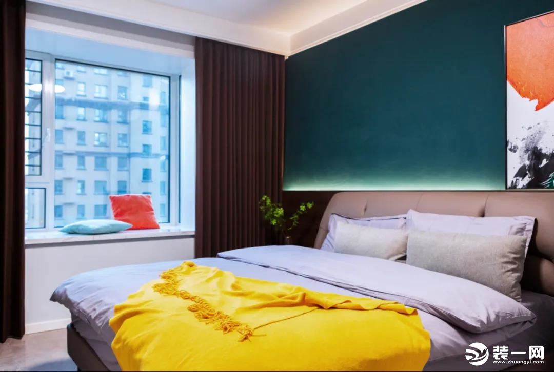 推门而入 主卧室，色彩搭配很丰富，明黄色亮眼，红棕色热情，蓝绿色神秘，加上现代舒适的皮沙发与灰色床单