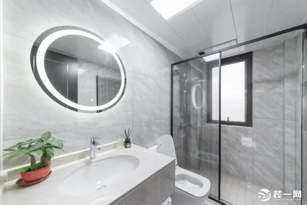 卫生间以雅白的墙面砖与洗手台，洗手台前的圆形镜，加入光圈的设计，也让个空间显得更加时尚优雅。