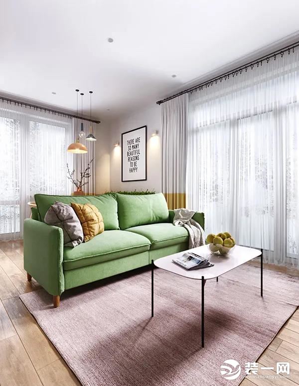 简洁的平顶天花，搭配上简素的白+黄色组合色的窗帘，灰黄配的抱枕，也让空间显得更加清新而高级。