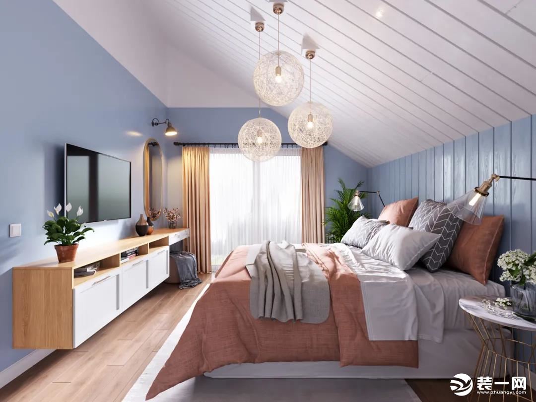 卧室是斜顶的空间，天花装上白色的木质，而床头墙则是蓝色的木板与天花相呼应，整个空间都是蓝色调的设计，