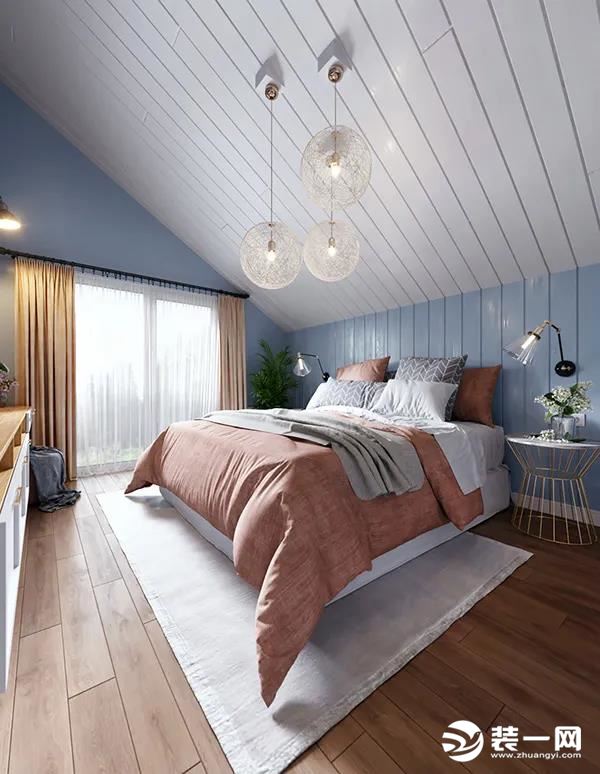 在浅木色木地板+蓝色调墙面的空间氛围下，天花装上几盏球形的编织灯具，床单粉色+褐色的组合，也是增加了