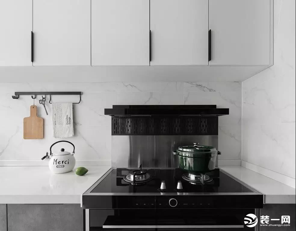 灰色水泥质感地柜搭配白色吊柜 营造干净明快的厨房基调 集成灶与蒸箱的使用 可以很大程度上远离油烟烦恼