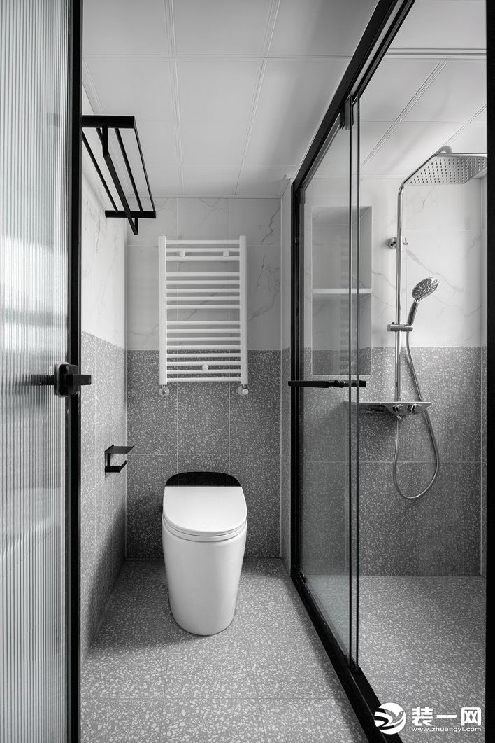 马桶间和淋浴间以简单的玻璃移门隔开 节省空间，也十分通透洁净 三分离的设计，还能避免以后 三代同堂使