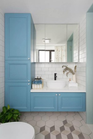  ▲六边砖地面的卫生间，搭配白色工字砖的墙面，还有蓝色的浴室柜+镜柜设计，小卫生间也是充满清新与自然