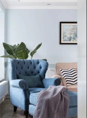 蓝色单人沙发和窗帘增加层次感，充满古典气息的地毯，更添几许美式韵味。