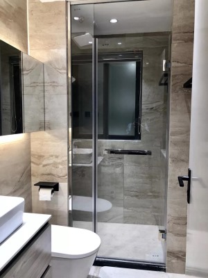卫生间做了干湿分离的设计，墙地砖都是比较常见的款式，镜柜延伸到了马桶的上方，还加上藏光设计，既实用又