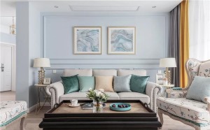 室内墙壁以蓝色系为主，沙发墙也不例外，这颜色相对自然清新，装饰上选择了挂画、石膏线，挂画图案、颜色，