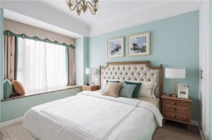 主卧，也是一种清新、舒适的氛围，墙壁颜色保持一致，最多用挂画装饰下，简简单单。