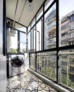 阳台用透明玻璃窗户做成可开放、封闭的空间，减少噪音和灰尘。