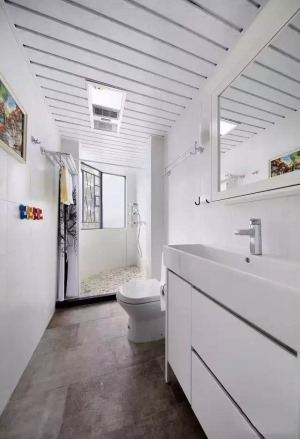 淋浴区是原来的生活阳台，现在把它的一半融入卫生间，扩大了卫生间空间。