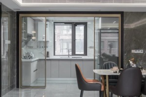 厨房装上大面积的玻璃推门，当推拉全开的时候，厨房整体空间与餐厅相互通透，显得更加宽敞舒适大方。
