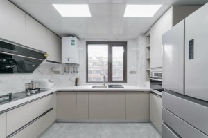 U字形的厨房布局，操作台是L形设计，另一侧布置电器柜+冰箱摆放位置，整体空间宽松实用的布置，让做饭体