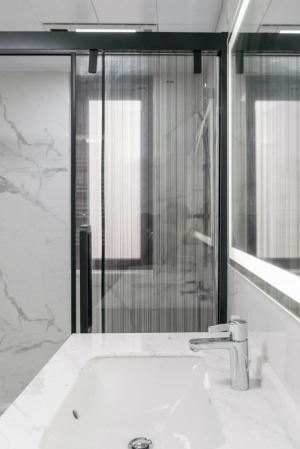 ▲黑色的淋浴房推门，搭配白色的墙面空间，呈现出一种黑白配的时尚设计感，优雅而又现代大方。