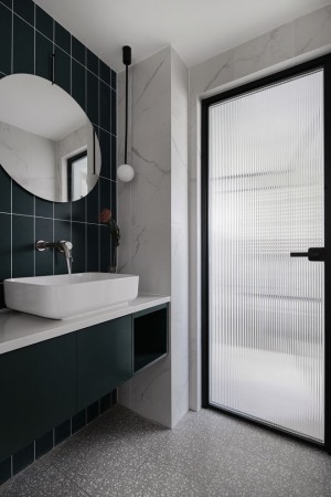 客卫洗漱区和马桶间、淋浴间的隔门 用了黑色铁艺框架加长虹玻璃 保证一定隐私的同时 也能保有洗漱区的采