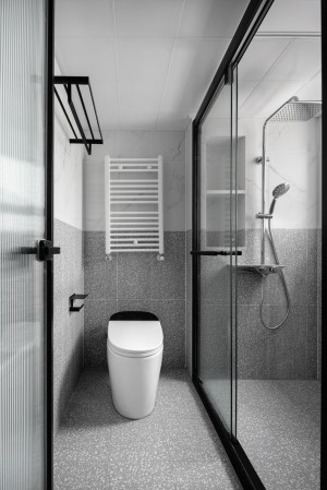 马桶间和淋浴间以简单的玻璃移门隔开 节省空间，也十分通透洁净 三分离的设计，还能避免以后 三代同堂使