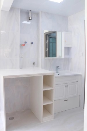 洗脸区还有浴室镜，收纳柜，陶瓷台下盆，清洁省力，该有的功能一个不少。