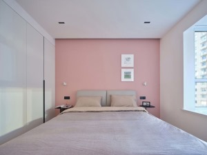 次卧以暖色系铺垫，粉色的房间，有着自己的小闺房