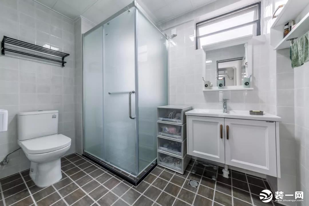 主卫处的淋浴房是做在了角落处，马桶和洗手台分列两侧，这样空间会更为宽敞一些，更适合小卫生间。