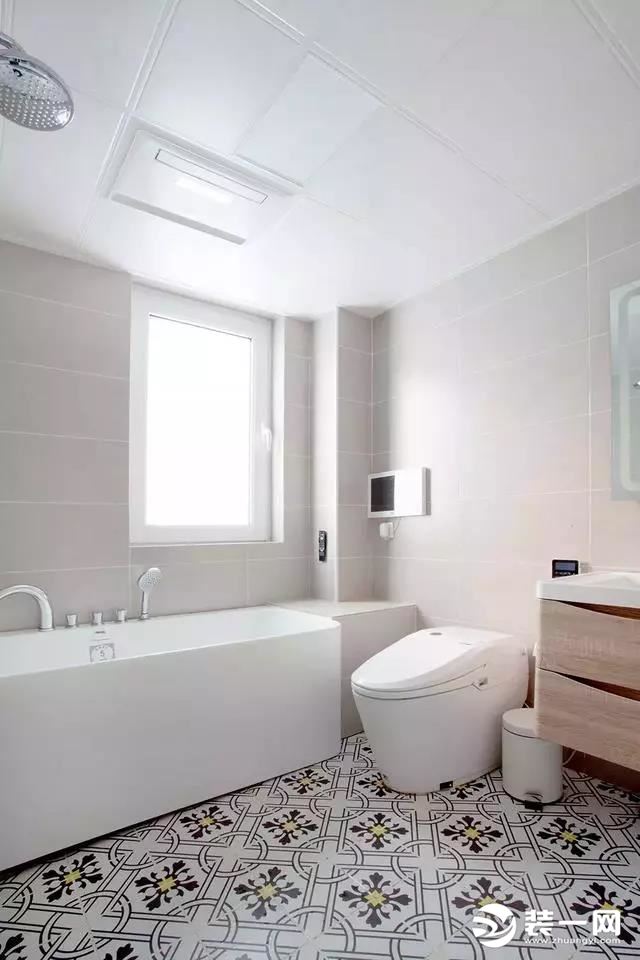 奶白色的墙砖与地面花砖搭配，使整个卫生间看起来干净清爽。累时在浴缸里泡上一个舒服的澡，出去一天的疲劳