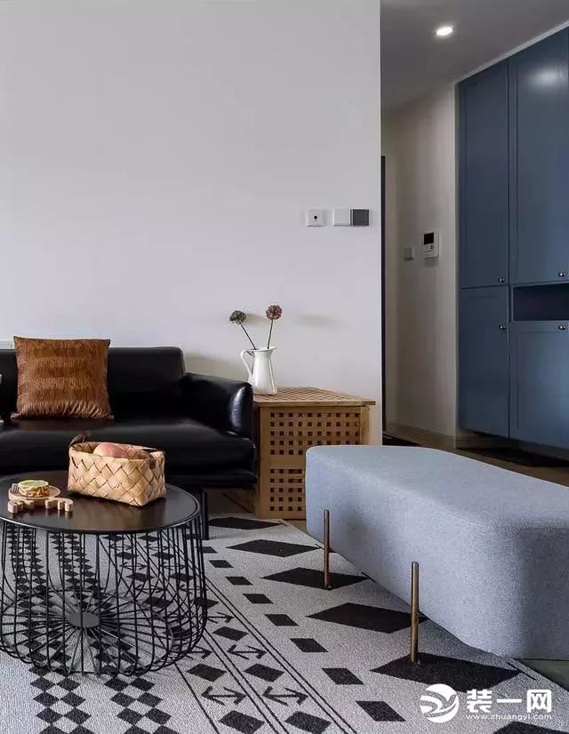 黑色的皮艺沙发搭配灰色的布艺座椅，恰好的融合，增加了客厅的舒适度。