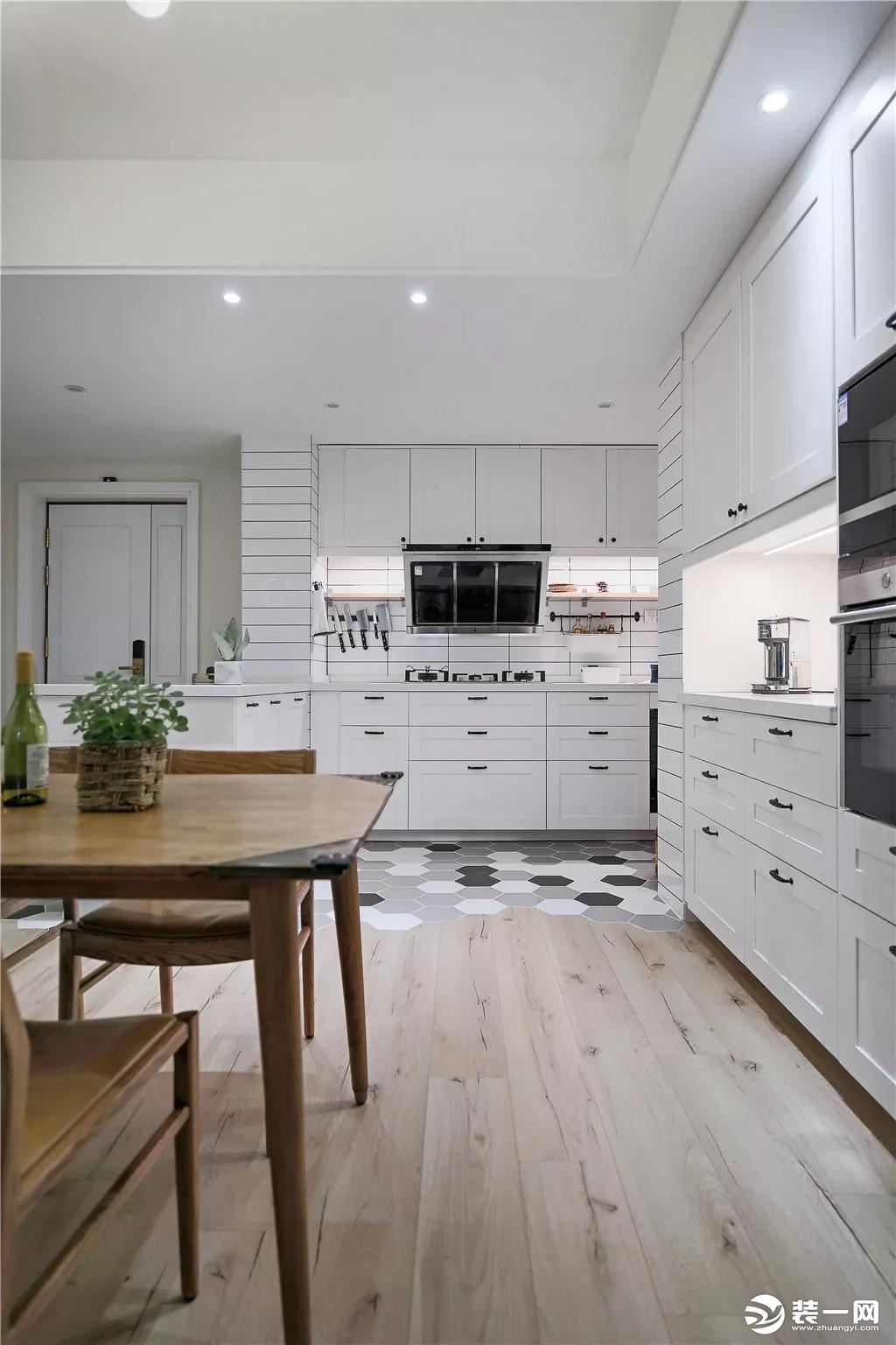 黑白灰三色的六边砖地面，洁白的墙面小砖与定制橱柜，也让做饭氛围更加干净大气。