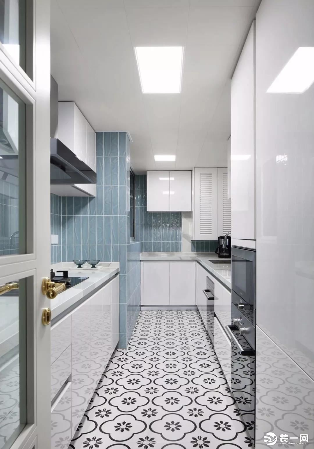 厨房的设计以小清新为主，地面铺贴黑白色的花砖，墙砖选择了蓝色系，L型的橱柜搭配另一侧的一字型橱柜