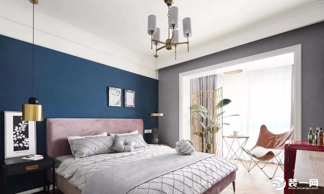 主卧室的床头背景墙刷成了蓝色，搭配一张粉色的床和灰色的床品、窗帘、墙面，整个卧室的配色非常多样化