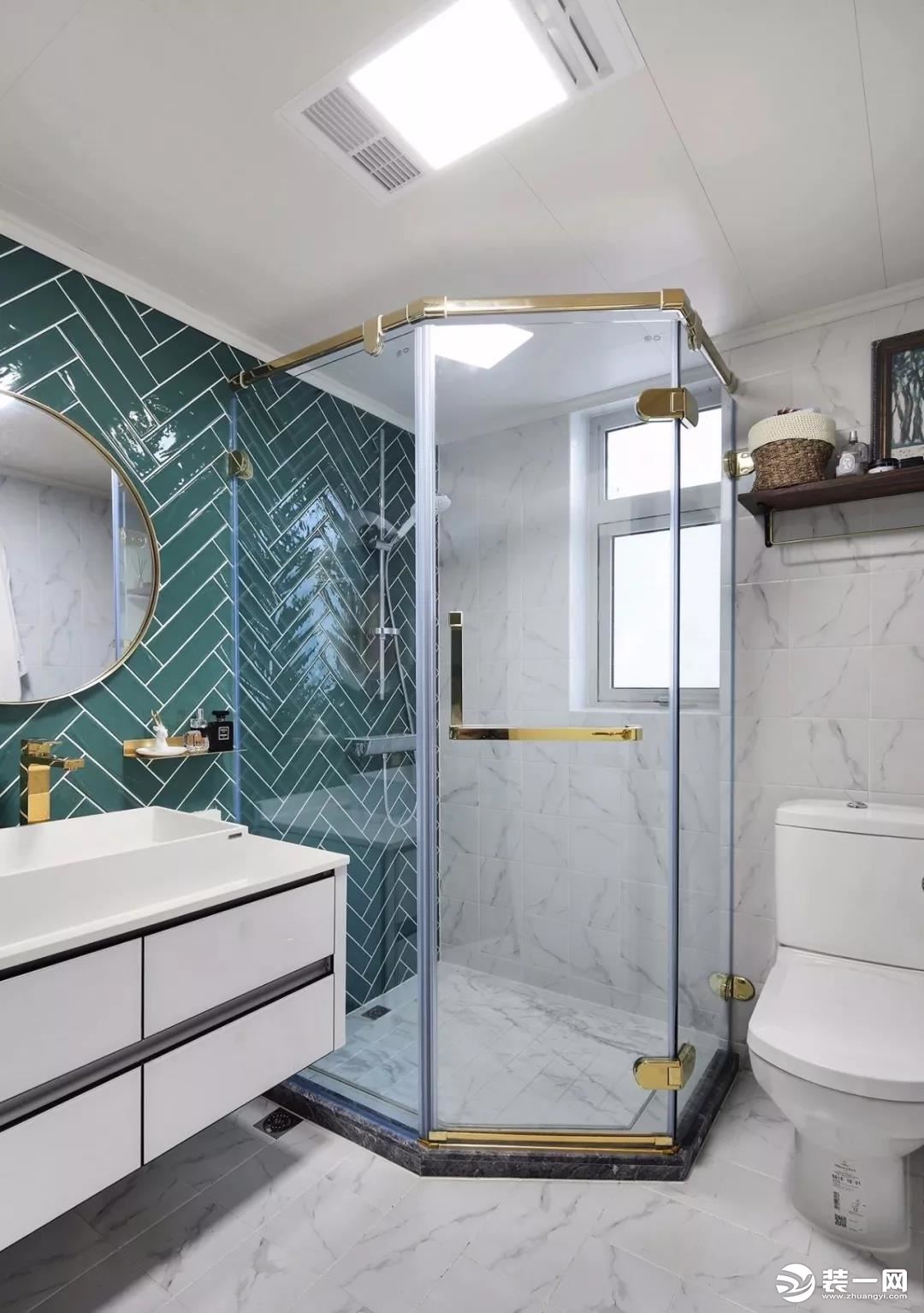 主卫的设计也是非常的精致，在洗手台、淋浴房的细节处都加上了金属元素，一面青色的人字拼的墙面