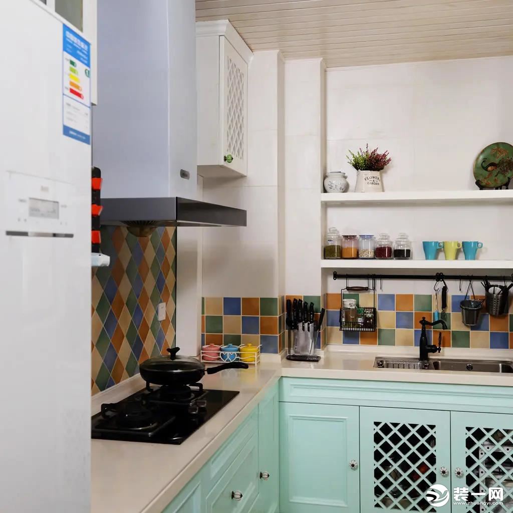 浅蓝色与花砖的加入让这个厨房变得更加的时尚，同时也带给家人一种很美的视觉享受