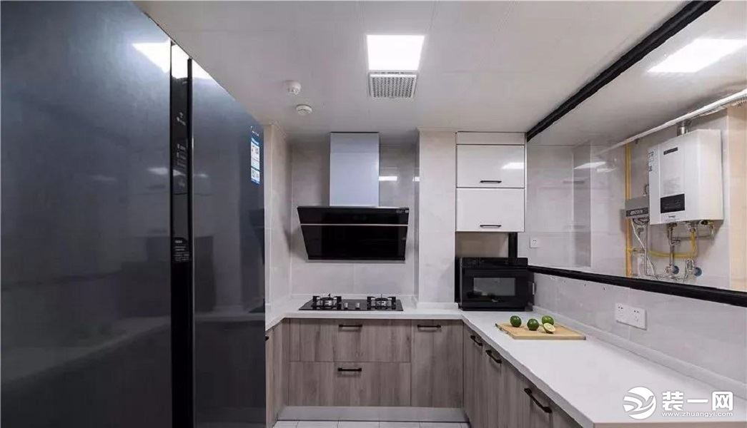 拆移隔墙，调整厨房与生活阳台的空间，为入户增添收纳，同时规划合理的厨房空间与生活阳台。