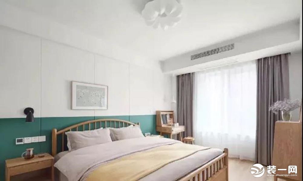 卧室的所有家具都是原木材质，床头背景墙做了硬包造型，简洁大方，用白色和墨绿色拼接，增加空间层次感