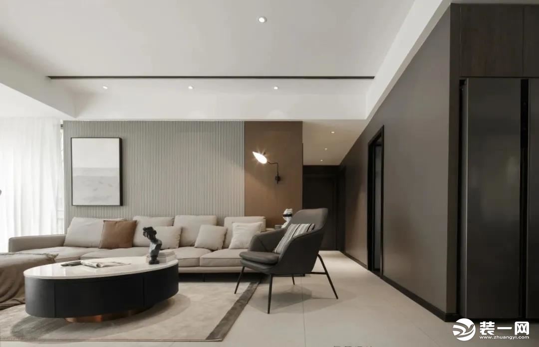 沙发墙以木饰面+波纹板的组合，布置舒适优雅的皮沙发，让空间显得更加现代高级而又舒适。