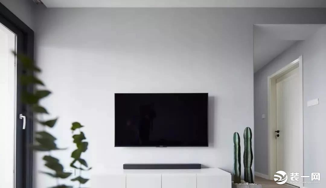 电视墙简单的留白，并搭配白色电视柜，仅以绿植做为点缀自然简约。