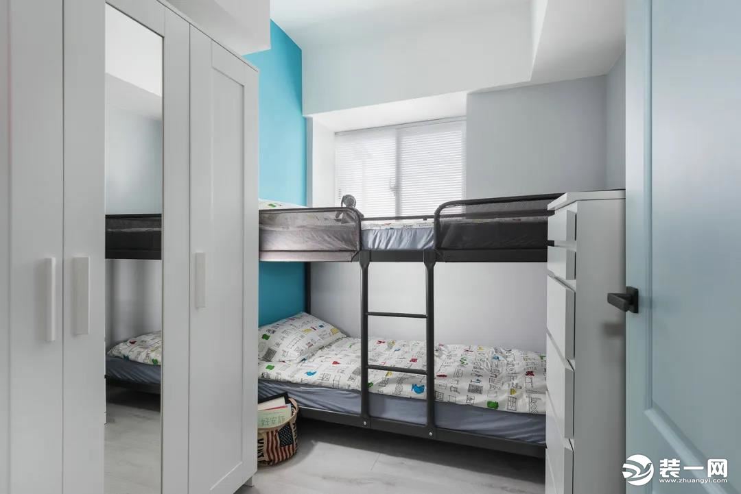 次卧面积有限，如果家里人多，可以选择双架床，合理利用有限空间。