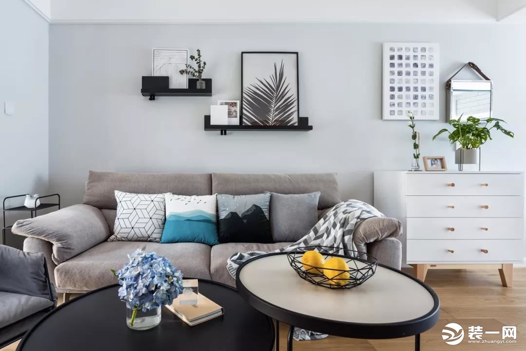 客厅是家居装饰风格最有代表性的空间，以白色、浅灰色、原木色为主色调，在用蓝色与黑色点缀其中，增添时尚