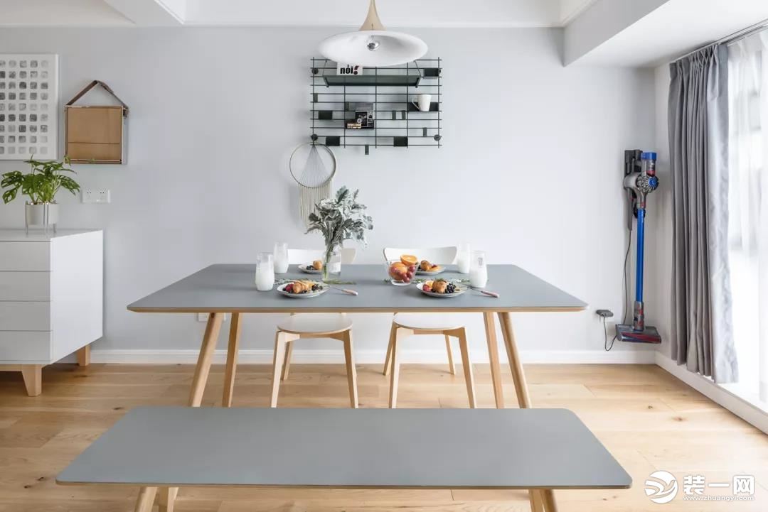 木色与灰色餐桌椅，与整个空间配色相呼应，整体性更强。