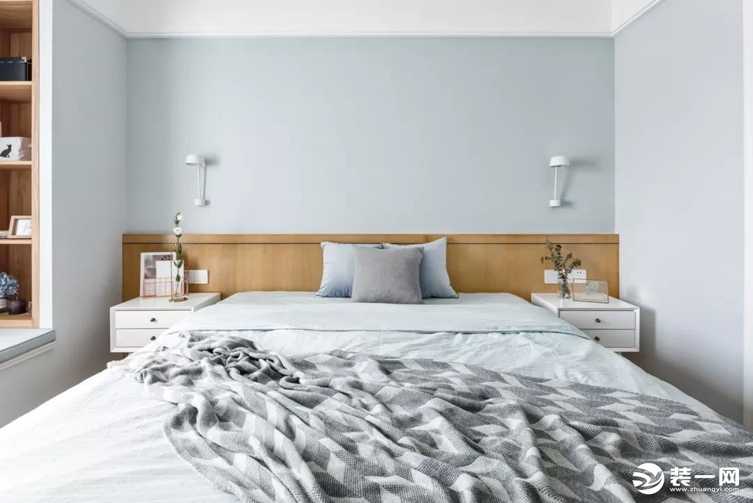 床背与背景墙合二为一，横向的木饰面，也起到拉伸视觉宽度的效果。