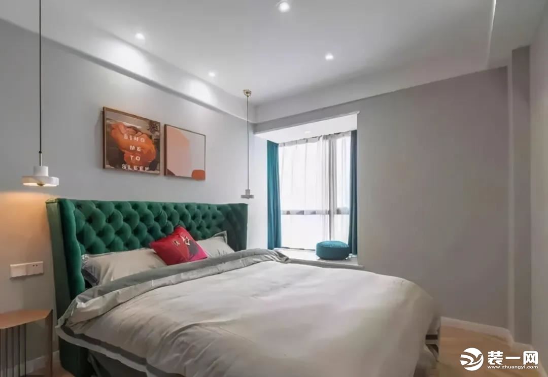 主卧室的背景同样选择了灰色调，孔雀绿的床头靠背款式非常大气。