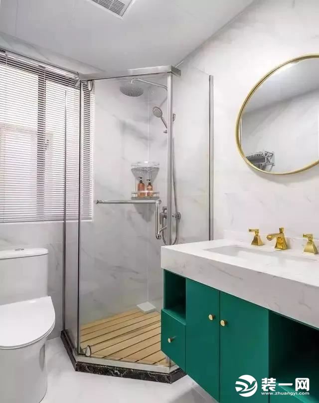 卫生间内部是马桶、钻石型淋浴房、洗手台的三角形布局，干湿分离可以避免水汽的侵蚀