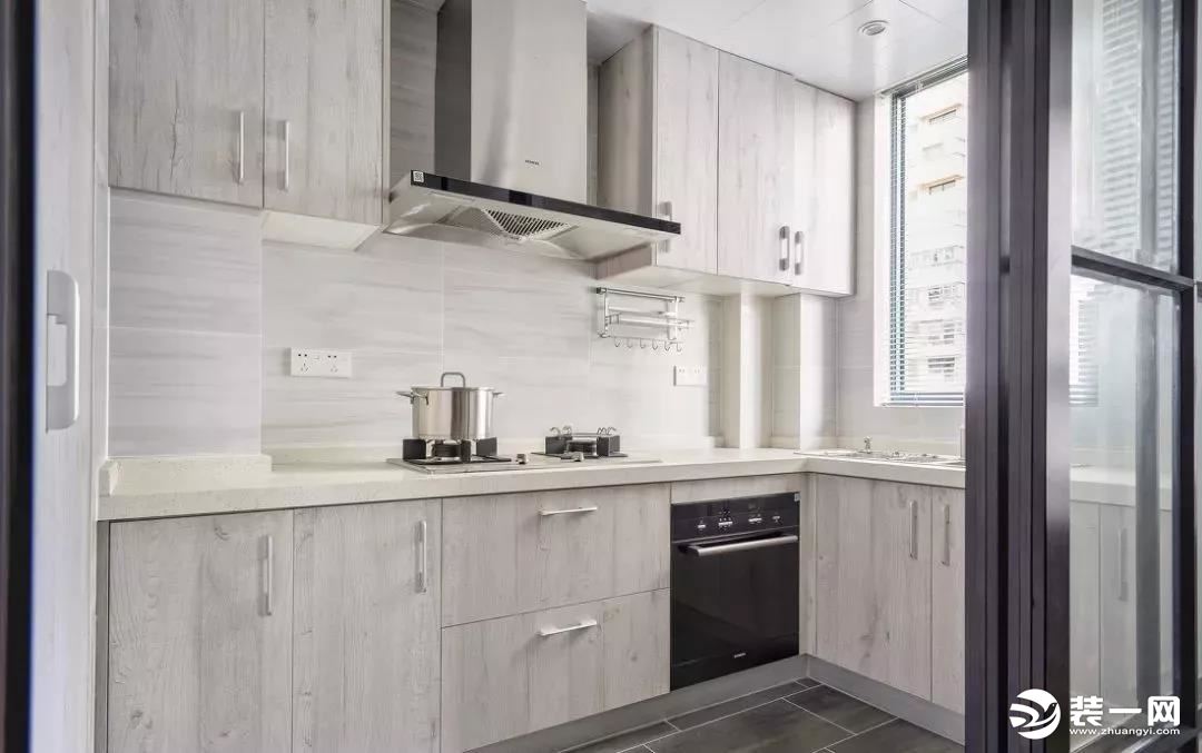 ▲ 黑白灰+木色的经典组合，运用于不同的材质上，板材、瓷砖、不锈钢、石英石，形成了简洁的厨房空间。