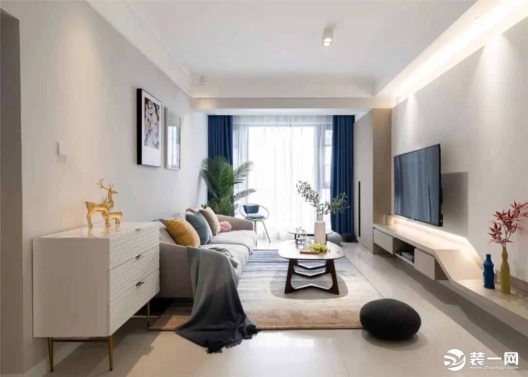 客厅整体空间现代简洁，搭配上闲适轻松的软装布置，带来的是年轻优雅的生活仪式感。