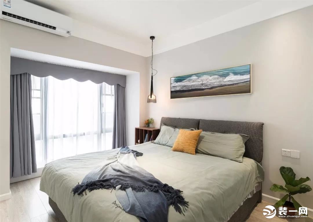 卧室在现代舒适的空间基础， 还以素色的床单与窗帘，营造出一丝丝的成熟气质。