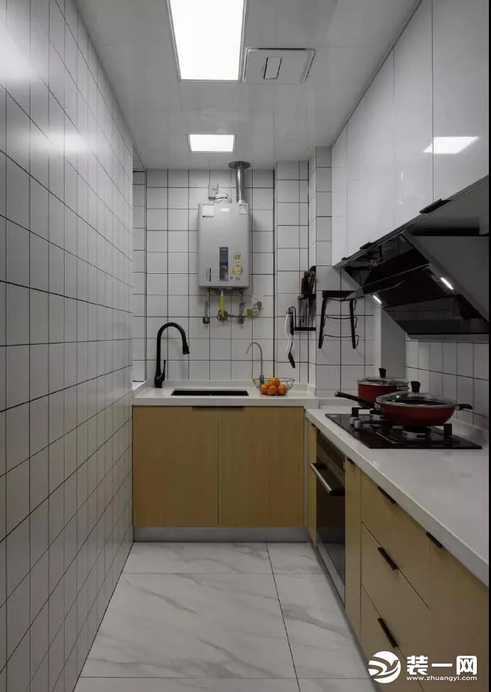 厨房属于狭长型，做成L型的橱柜最合适不过了，上下都打满了柜子，储物空间就够用了。