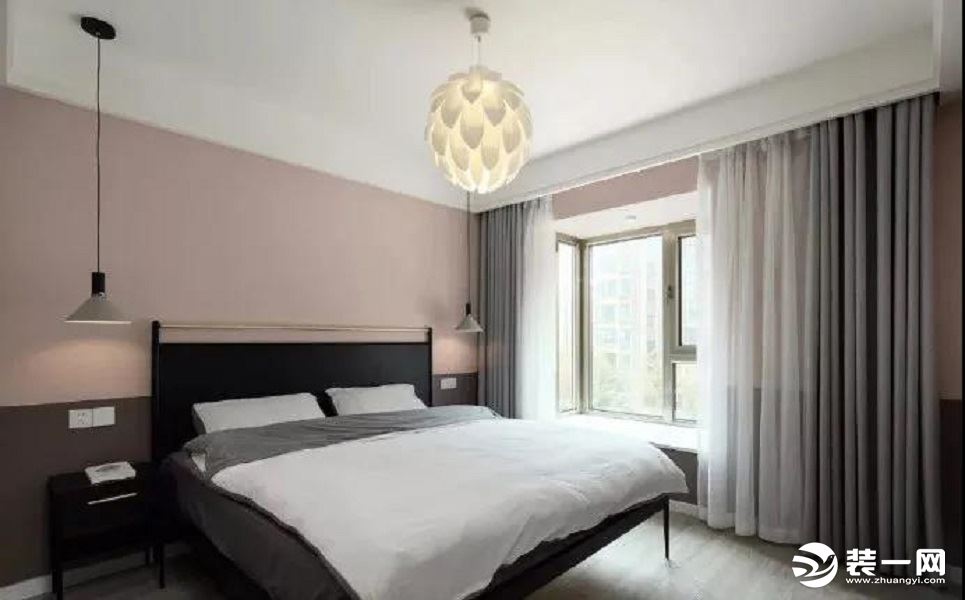 卧室裸粉色的墙面搭配部分的咖啡色，黑色的铁艺床轻巧有质感，结合两边自然垂下的吊灯，线条干净利落