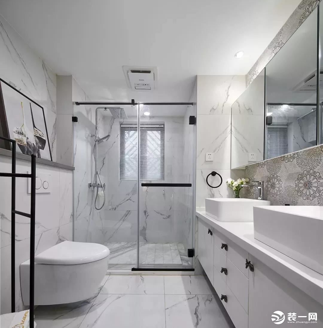 卫生间整体以白色的大理石墙地砖为基调，浴室柜和镜柜之间做了花砖来进行装饰