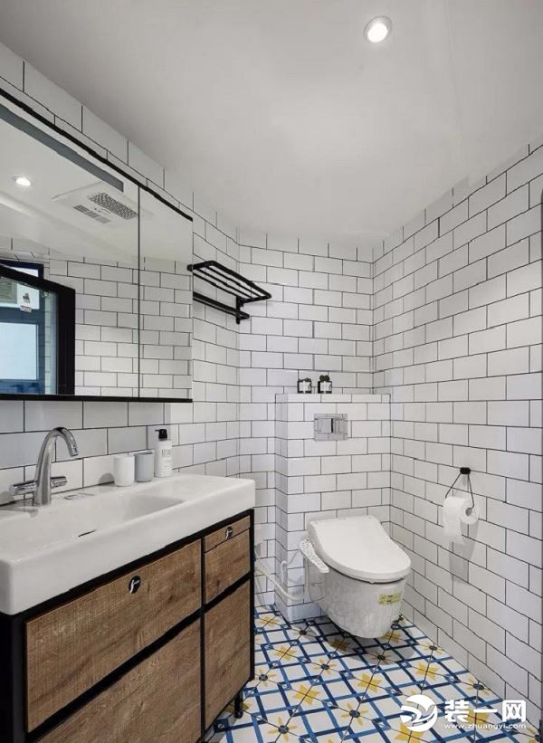 卫生间墙面采用网红小白砖和深灰色填缝，视觉上增大整个空间的亮度。