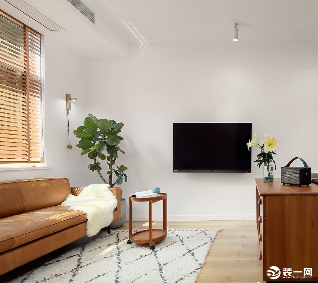  客厅，木色百叶帘的选择，带来极具线条美感的光影效果，让室内展现出一种低调而不失温馨的感觉。