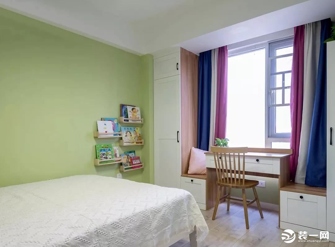 儿童房，绿色墙面和红色抱枕形成对比，让房间更加活泼有朝气。